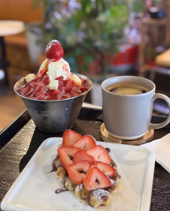 Strawberry bingsu and waffle
